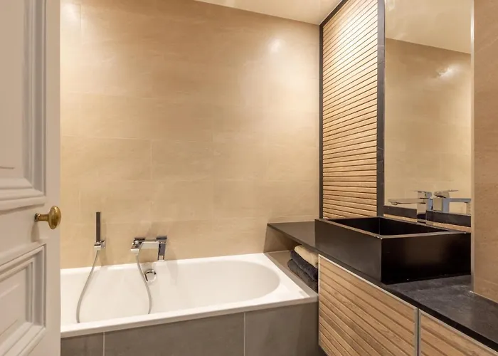 Lägenhet Luxury - 5 Min Walk From Champs-elysees *